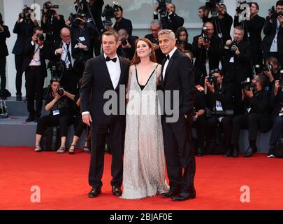 VENISE, ITALIE - SEPTEMBRE 02: Matt Damon, Julianne Moore et George Clooney marchent le tapis rouge devant le 'Suburbicon' Banque D'Images