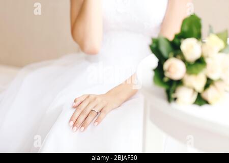 Mariée dans une belle robe de mariage avec bouquet de fleurs Banque D'Images