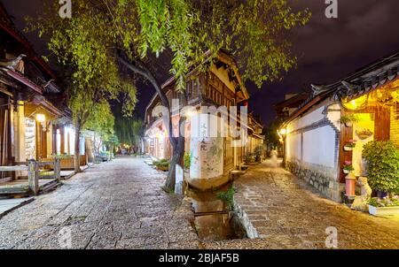 Lijiang, Chine - 27 septembre 2017 : la vieille ville de Lijiang la nuit. Il a été inscrit sur la liste du patrimoine culturel mondial de l'UNESCO en décembre 1997. Banque D'Images