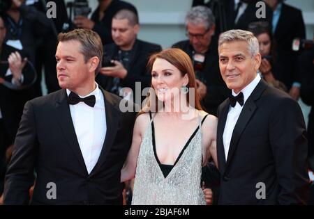 VENISE, ITALIE - SEPTEMBRE 02: Matt Damon, Julianne Moore et George Clooney marchent le tapis rouge devant le 'Suburbicon' Banque D'Images
