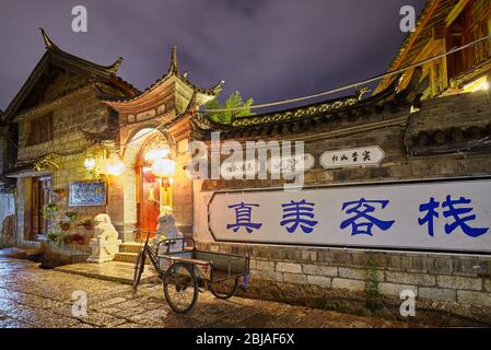 Lijiang, Chine - 27 septembre 2017 : la vieille ville de Lijiang la nuit. Il a été inscrit sur la liste du patrimoine culturel mondial de l'UNESCO en décembre 1997. Banque D'Images