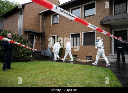 Gelsenkirchen, Allemagne. 29 avril 2020. Les enquêteurs de police qui entrent sur une scène de crime. Un policier a été tué ce matin lors d'une opération SEK à Gelsenkirchen. Lorsque les officiers étaient sur le point de faire une recherche de maison sur un suspect dans une enquête sur la drogue, le suspect aurait tiré des coups de feu aux officiers SEK. L'un d'eux a frappé le policier SEK. Crédit: Bernd Thissen/dpa/Alay Live News Banque D'Images