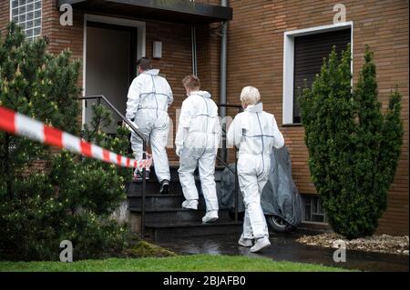 Gelsenkirchen, Allemagne. 29 avril 2020. Les enquêteurs de police qui entrent sur une scène de crime. Un policier a été tué ce matin lors d'une opération SEK à Gelsenkirchen. Lorsque les officiers étaient sur le point de faire une recherche de maison sur un suspect dans une enquête sur la drogue, le suspect aurait tiré des coups de feu aux officiers SEK. L'un d'eux a frappé le policier SEK. Crédit: Bernd Thissen/dpa/Alay Live News Banque D'Images