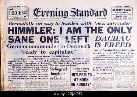 Le journal Evening Standard a publié le titre « Himmler: Je suis le seul « commandant allemand de Sane One Left » au Danemark prêt à capituler » Londres Royaume-Uni 30 avril 1945 Banque D'Images