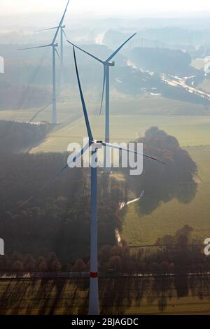 Roues éoliennes en plein soleil dans le parc naturel Hohe Mark, 04.12.2020, vue aérienne, Allemagne, Rhénanie-du-Nord-Westphalie, Lavesum, Haltern am See Banque D'Images