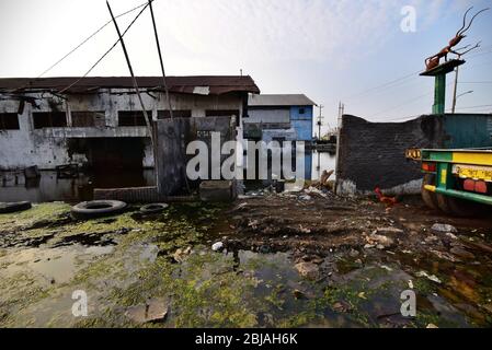 Entrepôts abandonnés en raison d'inondations côtières dans la zone portuaire de Tanjung EMAS, Semarang, Indonésie. Banque D'Images