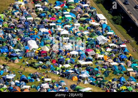 , terrain de camping fpr les participants du festival d'été de Ruhr Reggae sur la zone de concert de l'événement à Muelheim, 07.08.2016, vue aérienne, Allemagne, Rhénanie-du-Nord-Westphalie, région de Ruhr, Muelheim/Ruhr Banque D'Images