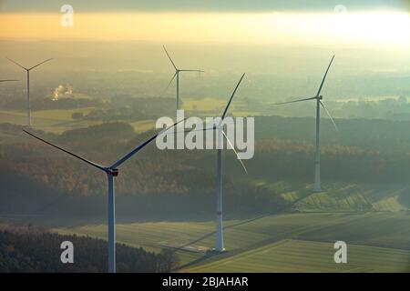 Éoliennes en contre-jour, parc naturel Hohe Mark, 04.12.2019, vue aérienne, Allemagne, Rhénanie-du-Nord-Westphalie, Lavesum, Haltern am See Banque D'Images