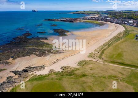 Vue aérienne sur la plage de North Berwick et le club de golf de North Berwick, East Lothian, Écosse, Royaume-Uni Banque D'Images