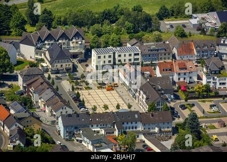 Ensemble place Wilkeplatz dans le centre-ville de Warstein-Beleke, 07.06.2016, vue aérienne, Allemagne, Rhénanie-du-Nord-Westphalie, Sauerland, Warstein Banque D'Images