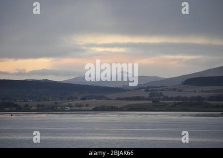 Coucher de soleil rose sur le Firth de Cromarty vers Rosskeen de Balblair en Ecosse Banque D'Images