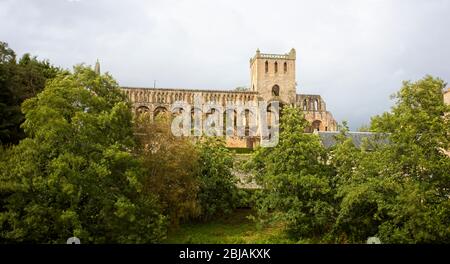 Les ruines de l'abbaye de Jedburgh du XIIe siècle au-dessus de la rivière, Jed Water, Scottish Borders, Ecosse, Royaume-Uni. Banque D'Images