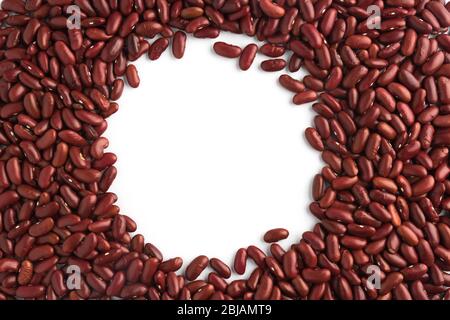 les haricots rouges se bouclant sur le fond blanc Banque D'Images
