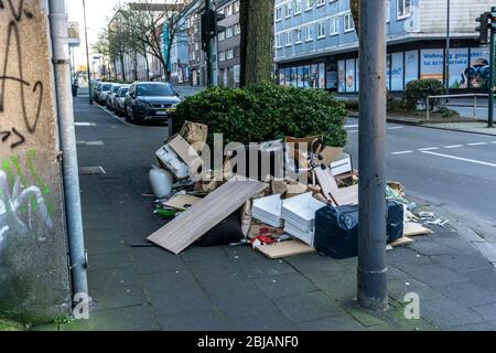 Déchets illégalement jetés, sur un trottoir, sans déchets volumineux, sur Bismarckstrasse à Essen, en Allemagne Banque D'Images