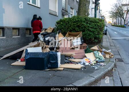 Déchets illégalement jetés, sur un trottoir, sans déchets volumineux, sur Bismarckstrasse à Essen, en Allemagne Banque D'Images