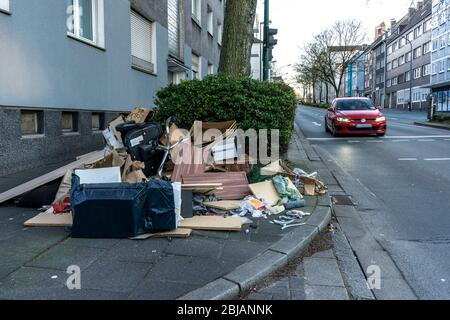 Déchets illégalement jetés, sur un trottoir, sans déchets volumineux, sur Bismarckstrasse à Essen, en Allemagne Banque D'Images