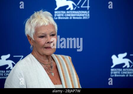 VENISE, ITALIE - 03 SEPTEMBRE: Judi Dench assiste au photocrate de 'Victoria & Abdul and Jaeger-LeCoultre' pendant le 74ème Festival du film de Venise Banque D'Images