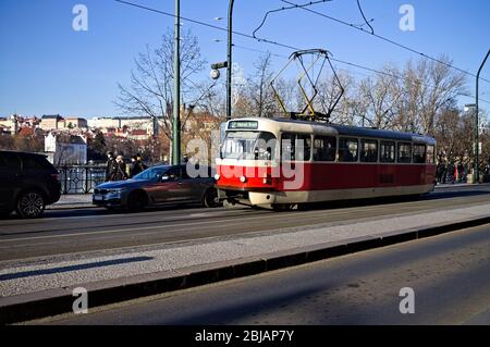 Prague, République tchèque - 28 décembre 2019: Un tramway rouge et blanc typique dans les rues de Prague Banque D'Images