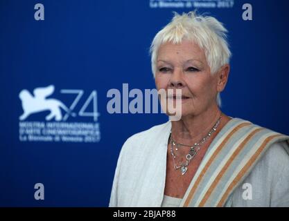 VENISE, ITALIE - 03 SEPTEMBRE: Judi Dench assiste au photocrate de 'Victoria & Abdul and Jaeger-LeCoultre' pendant le 74ème Festival du film de Venise Banque D'Images