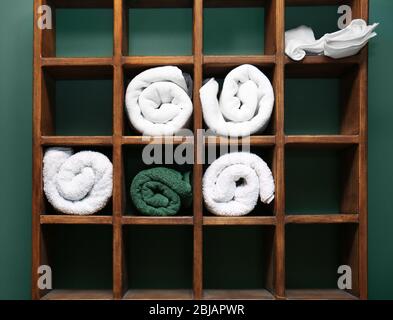 Rangement mural en bois pour les serviettes dans un salon de coiffure Banque D'Images