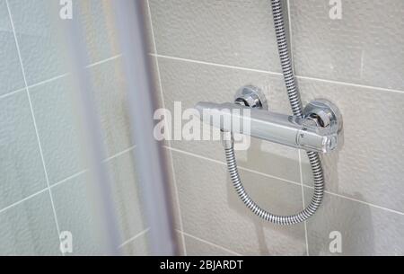 Contrôle de la douche dans une salle de bains contemporaine. Banque D'Images