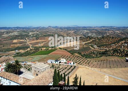 Vue élevée sur les maisons en bordure de la ville et la campagne environnante, Olvera, province de Cadix, Andalousie, Espagne, Europe occidentale. Banque D'Images