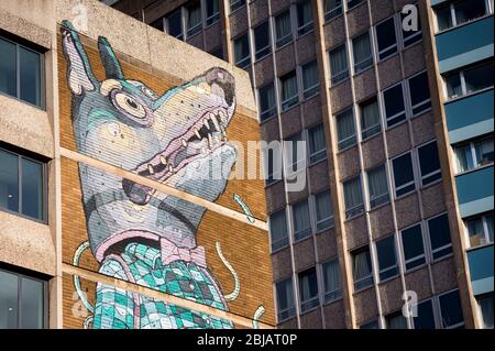 Graffitis d'un chien sur le côté d'un bâtiment. Banque D'Images