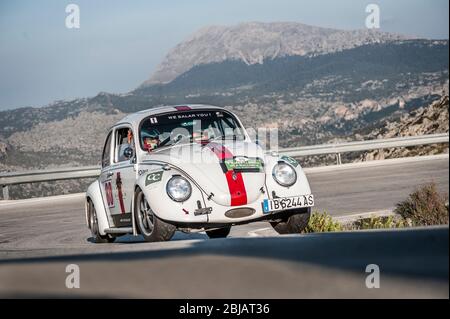 Blanc 1965 Volkswagen Beetle course automobile classique dans le rallye automobile classique Majorque. Banque D'Images