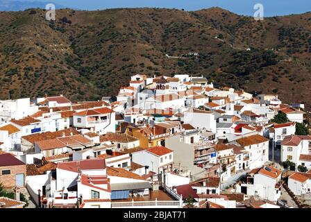 Vue sur le village blanchi à la chaux (pueblo blanco), Moclinejo, Costa del sol, province de Malaga, Andalousie, Espagne. Banque D'Images