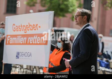 Mayence, Allemagne. 29 avril 2020. Alexander Schweitzer, président de la faction SPD en Rhénanie-Palatinat, participe à la manifestation pour l'industrie de la restauration. L'industrie hôtelière et du restaurant a attiré l'attention sur la situation résultant de la pandémie, avec des chaises vides sur Ernst-Ludwig-Platz. Crédit: Andreas Arnold/dpa/Alay Live News Banque D'Images