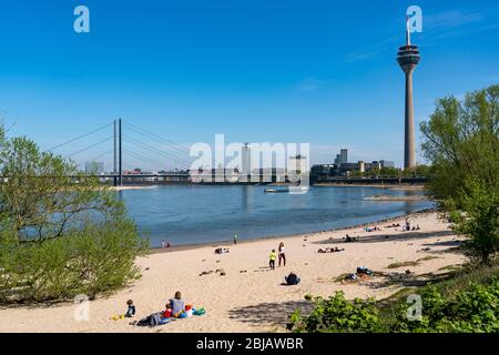 Le Rhin près de DŸsseldorf, la plage du Rhin au port, les gratte-ciel, le pont du Rhin, la tour du Rhin, le NRW, l'Allemagne Banque D'Images