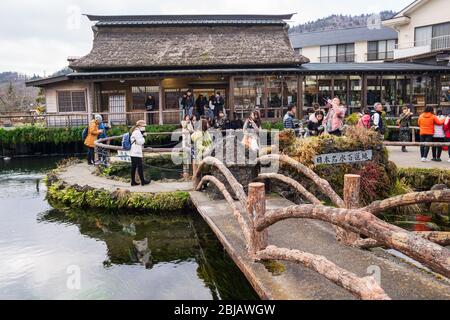 Oshino, Japon- 09Dec2019: Hakkai ou huit mers, se réfère aux huit piscines d'eau qui sont la principale attraction à Oshino Hakkai. Les visiteurs peuvent boire t Banque D'Images