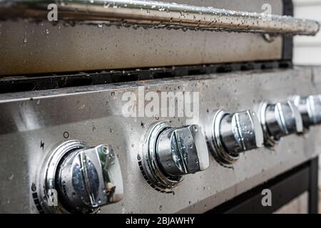 gouttes d'eau dans un panneau de commande sur la grille électrique en acier inoxydable, gros plan Banque D'Images