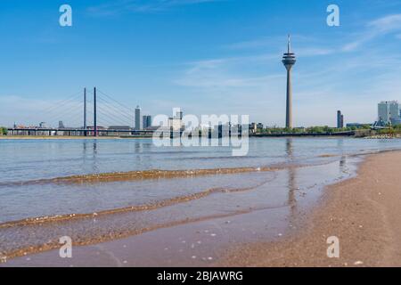 Le Rhin près de DŸsseldorf, la plage du Rhin au port, les gratte-ciel, le pont du Rhin, la tour du Rhin, le NRW, l'Allemagne Banque D'Images