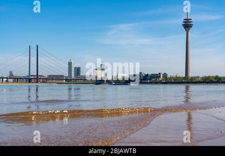 Le Rhin près de DŸsseldorf, la plage du Rhin au port, les gratte-ciel, le pont du Rhin, la tour du Rhin, le NRW, l'Allemagne Banque D'Images