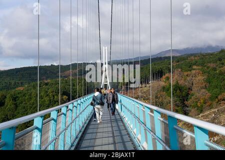 Le Mishima Skywalk est un endroit pittoresque où vous pouvez voir le Mont. Fuji depuis un gigantesque pont suspendu. Longueur totale de 400 m, c’est le Japon Banque D'Images