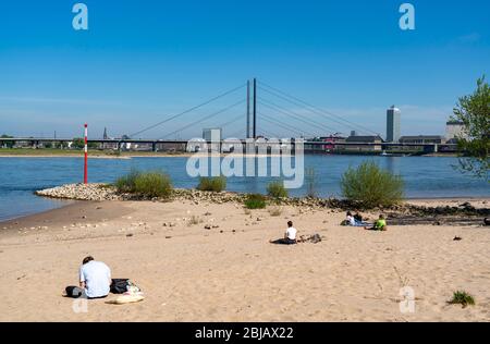 Le Rhin près de DŸsseldorf, la plage du Rhin au port, les gratte-ciel, le pont du Rhin, le NRW, l'Allemagne Banque D'Images