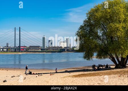 Le Rhin près de DŸsseldorf, la plage du Rhin au port, les gratte-ciel, le pont du Rhin, le NRW, l'Allemagne Banque D'Images