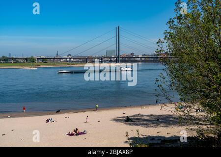 Le Rhin près de DŸsseldorf, la plage du Rhin au port, horizon, RheinkniebrŸcke, pont, NRW, Allemagne Banque D'Images