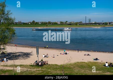 Le Rhin près de DŸsseldorf, la plage du Rhin au port, horizon, RheinkniebrŸcke, pont, NRW, Allemagne Banque D'Images