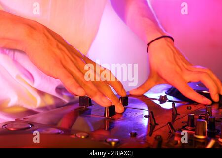 Mixage DJ pistes sur un mixer dans une boîte de nuit Banque D'Images