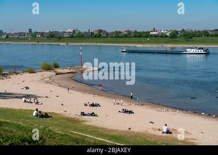 Le Rhin près de DŸsseldorf, la plage du Rhin au port, les gratte-ciel, NRW, Allemagne Banque D'Images