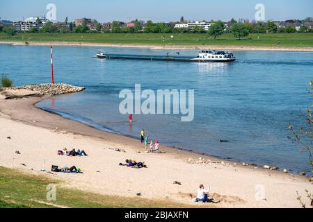 Le Rhin près de DŸsseldorf, la plage du Rhin au port, les gratte-ciel, NRW, Allemagne Banque D'Images