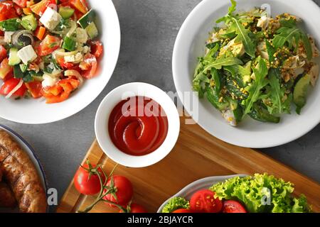 Assiettes avec différentes salades sur table Banque D'Images