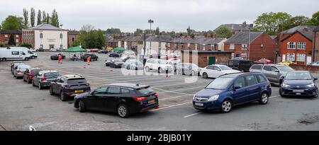 Remarque à l'attention des éditeurs : les plaques d'immatriculation ont été pixellisées par le bureau d'images PA. Files d'attente dans un parking où des soldats du régiment du duc de Lancaster effectuent des tests dans un centre d'essais de Covid-19 à Macclesfield, Cheshire, alors que le Royaume-Uni continue de se maintenir en position pour aider à freiner la propagation du coronavirus. Banque D'Images