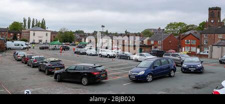 Remarque à l'attention des éditeurs : les plaques d'immatriculation ont été pixellisées par le bureau d'images PA. Files d'attente dans un parking où des soldats du régiment du duc de Lancaster effectuent des tests dans un centre d'essais de Covid-19 à Macclesfield, Cheshire, alors que le Royaume-Uni continue de se maintenir en position pour aider à freiner la propagation du coronavirus. Banque D'Images