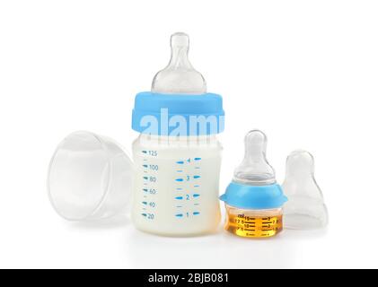 Biberon avec lait de bébé et biberon avec médicaments sur fond blanc Banque D'Images