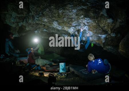 L'homme fait un bloc dans la grotte de Twardowski. Bourage dans le rock. Grotte de Twardowski Banque D'Images