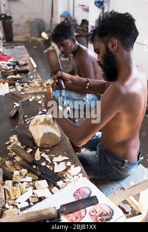 dh Ariyapala Mask Museum AMBALANGODA SRI LANKA travailleur sri-lankais sculpteur au travail sculptant le bois masques traditionnels en atelier Banque D'Images