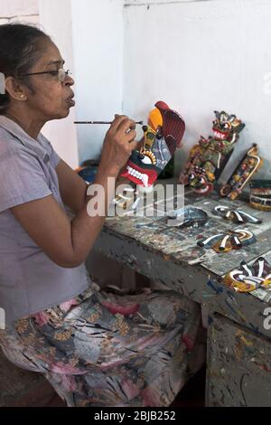 dh Ariyapala Mask Museum AMBALANGODA SRI LANKA Sri Lanka femme travailleuse de peinture traditionnelle masques dans l'atelier de culture asiatique Banque D'Images